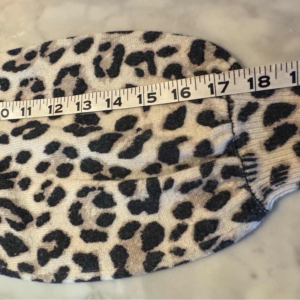 Alice + Olivia leopard cashmere short sweater w/ wide sleeves. Size L. - Picture 9 of 11